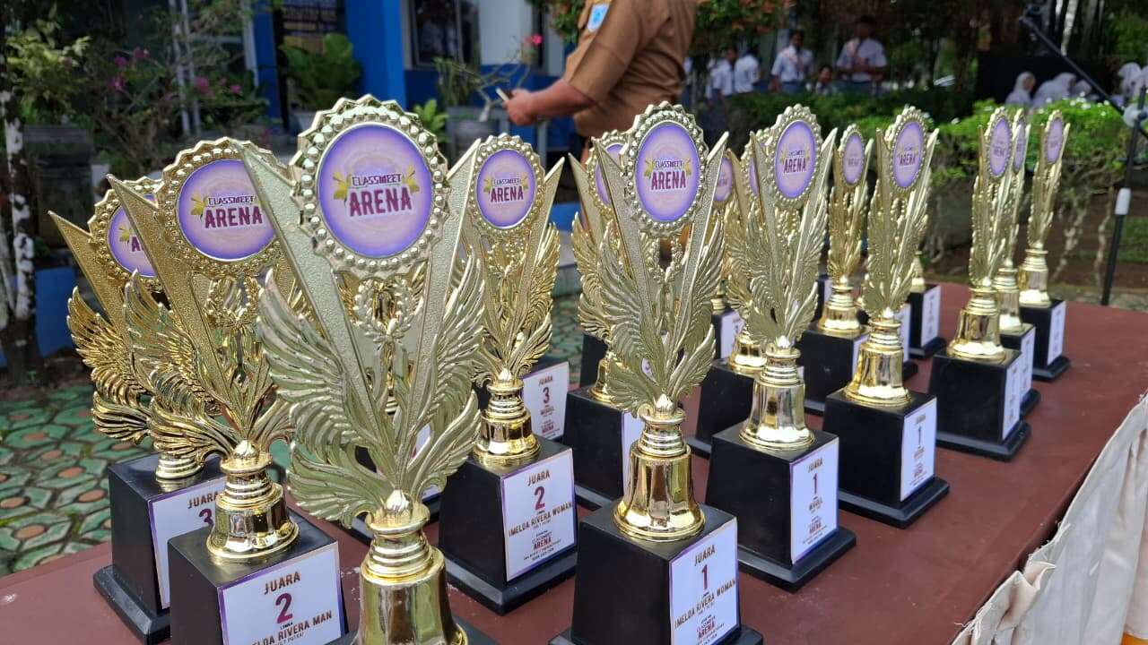 Pembagian hadiah Juara lomba Classmeeting